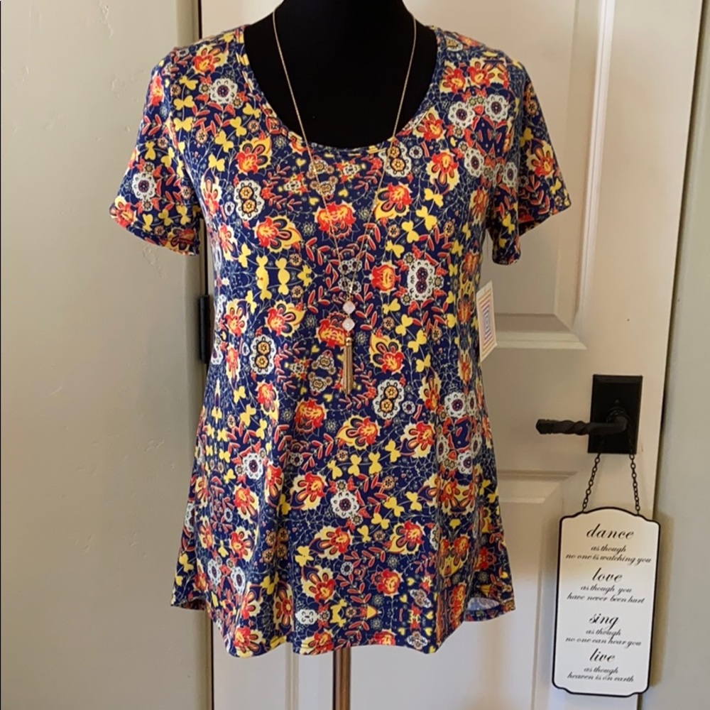 Medium LuLaRoe Classic T
